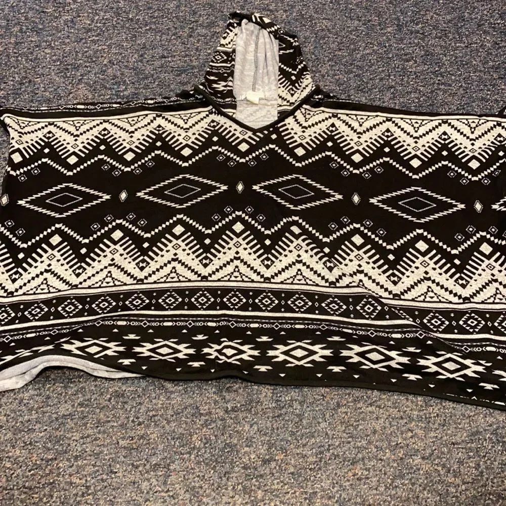 Belle Du Jour Tribal Print Poncho sz. M